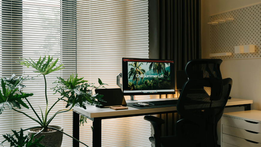Digitaler Gästearbeitsplatz mit Computer, ergonomischem Schreibtisch und nachhaltiger Technologie in einer umweltfreundlichen Unterkunft