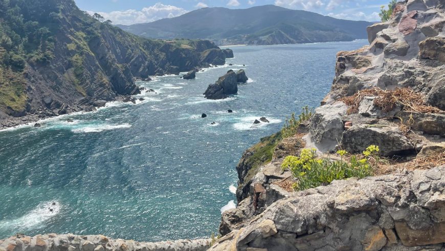 Herrlicher Blick auf die Landschaft von der Einsiedelei San Juan de Gaztelugatxe