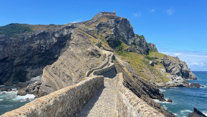 Eine schmale und malerische Steintreppe führt zur Einsiedelei San Juan de Gaztelugatxe