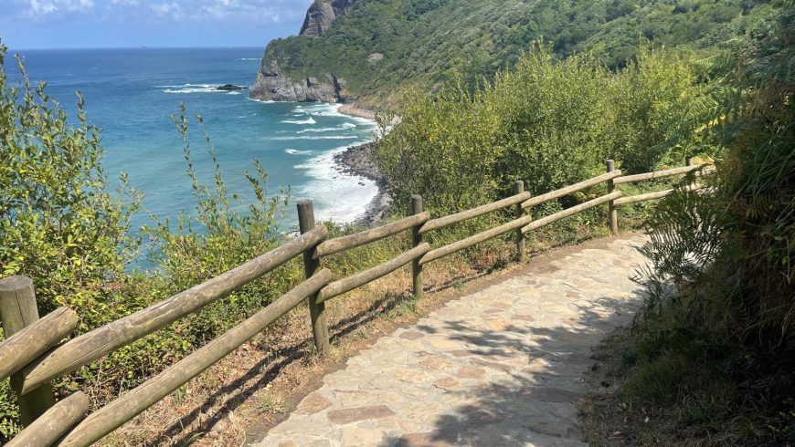Küstenweg im Baskenland in der Nähe der Einsiedelei San Juan de Gaztelugatxe
