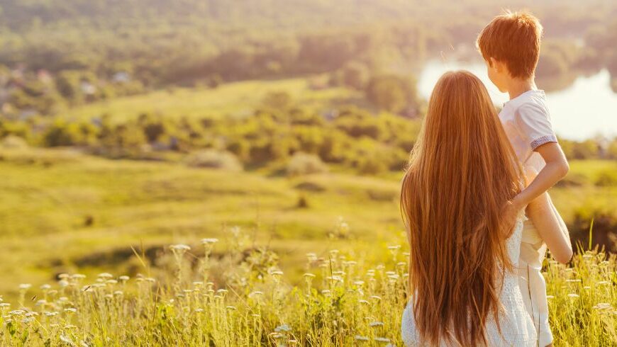 Mutter und Kind genießen die gemeinsame Zeit in der Natur