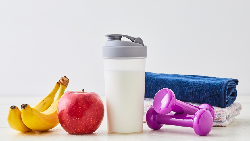 Bananen-, Apfel- und Pflanzengetränk, natürliche Lebensmittel, ideal für eine nachhaltige Ernährung, die ein anhaltendes Sättigungsgefühl fördert.