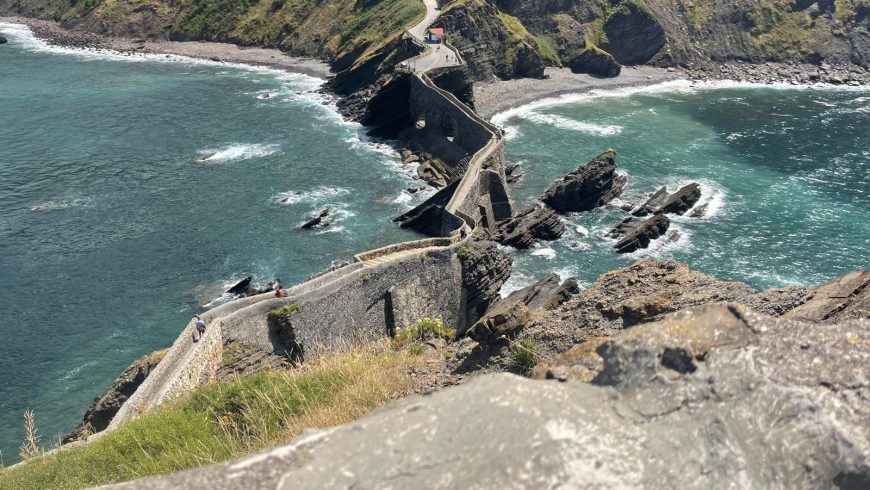 San Juan de Gaztelugatxe, Blick von oben auf die Steinbrücke und den schmalen Weg